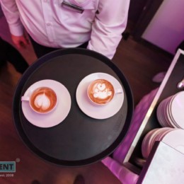 profesjonalny barista latte art na targi
